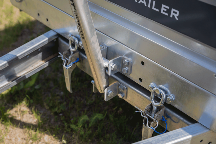 UNITRAILER Kurbelheber mit Halterungen für Anhänger (500–865 mm)